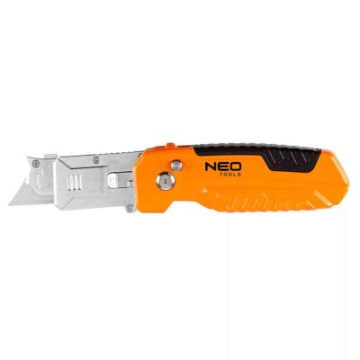 Trap�zpeng�s k�s, 90 fokban elford�that� fejjel, v�g� �s kapar� funkci�, �sszecsukhat�, aluh�zas, 2db tartal�k peng�vel NEO TOOLS (NEOTOOLS)