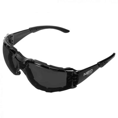 V�d�szem�veg, polifoam porv�d� peremmel, s�t�t�tett lencs�kkel, f oszt�ly� ellen�ll�s�gi oszt�ly� NEO TOOLS (NEOTOOLS)
